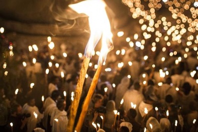 Lửa Thánh rực sáng trong Lễ Phục Sinh tại Jerusalem